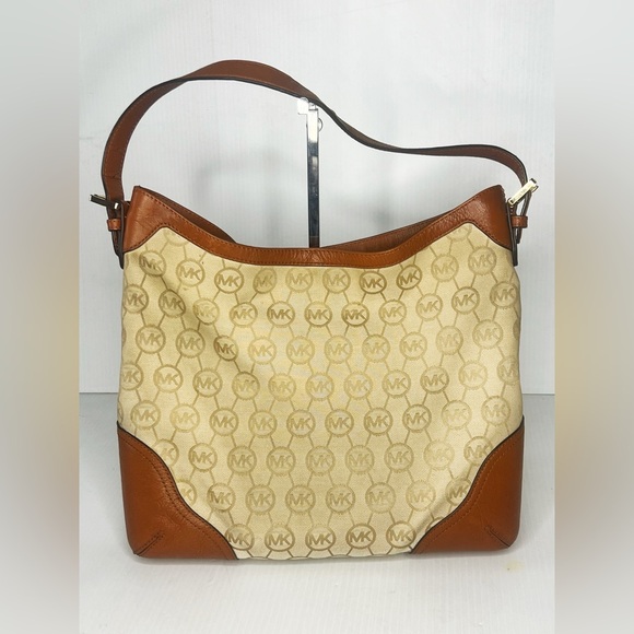 💕Authentic💕 Michael Kors Millbrook Large Shoulder Bag - Picture 2 of 9